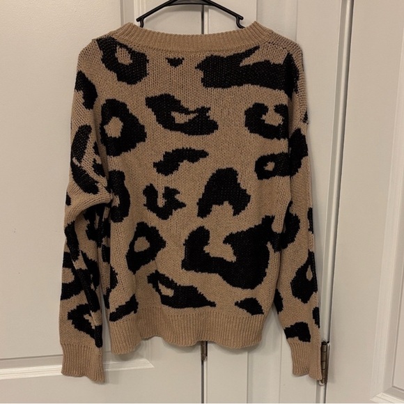 Chic Animal Print Crew Neck Sweater - Picture 4 of 6
